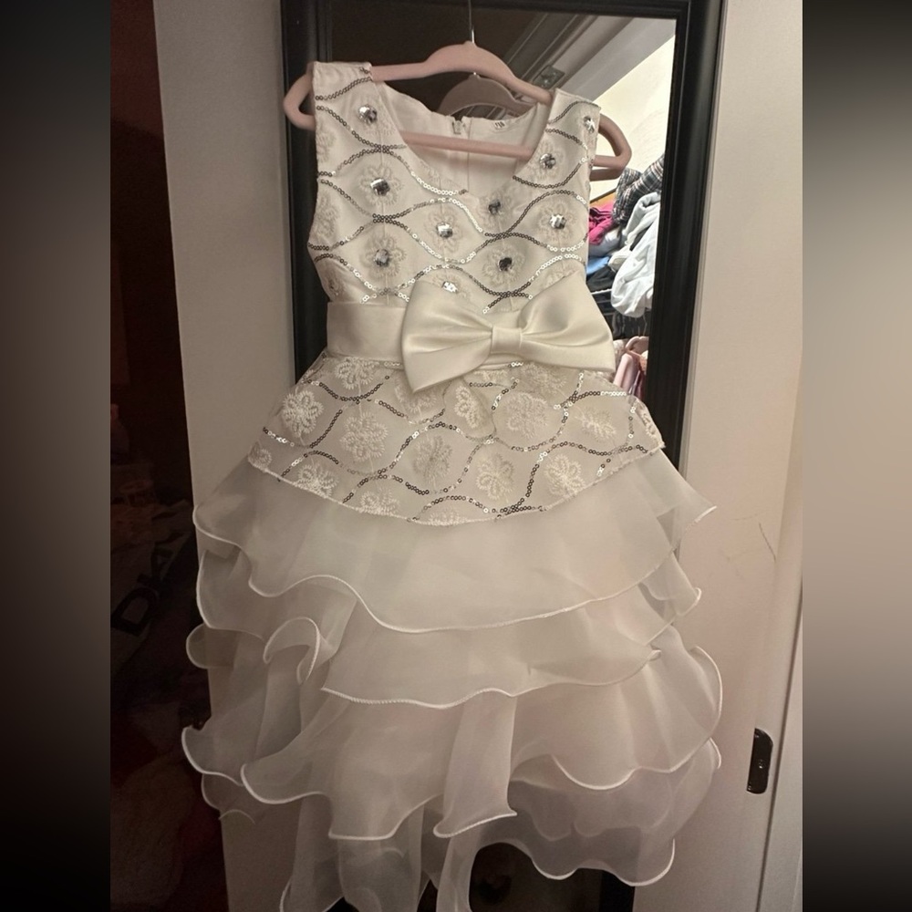 Beautiful flower girl dress, white never been worn cute for parties and wedding